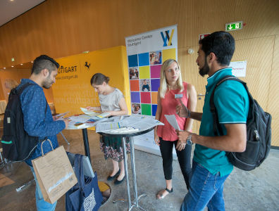 Internationale Studierende besuchen Informationsveranstaltung "Your Future in Stuttgart"