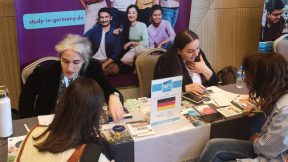 DAAD-Mitarbeiterinnen im Beratungsgespräch am Stand der Hochschulmesse in der Türkei