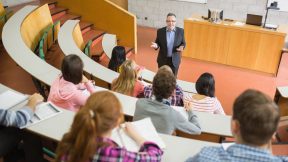 Dozent spricht zu Studierenden in einem Hörsaal