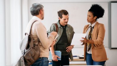 Zwei Männer und eine Frau besprechen eine Bewerbung