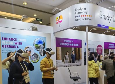 Study-in-Germany-Messestand mit VR-Brillen auf der China Education Expo