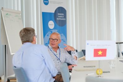 Stefan Hase-Bergen, ehemaliger Leiter der Außenstelle Hanoi, berät auf der DAAD-Netzwerkkonferenz 2024 zu Vietnam