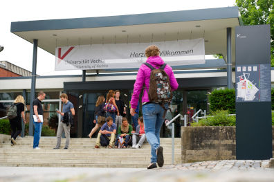 Studierende vor dem Eingang der Universität Vechta
