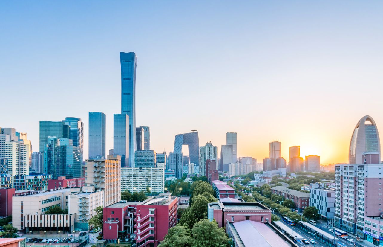 Wolkenkratzer in Beijing mit Sonne am Horizont