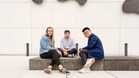 Drei internationale Studierende sitzen auf dem Campus der TU Braunschweig