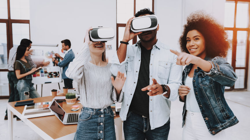 Internationale Studierende schauen durch VR-Brilllen