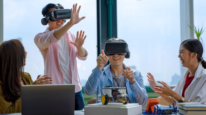 Internationale Studierende arbeiten mit VR-Brillen