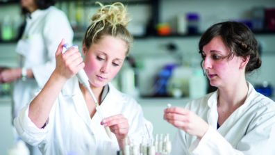 Zwei Studentinnen der FH Münster arbeiten im Labor